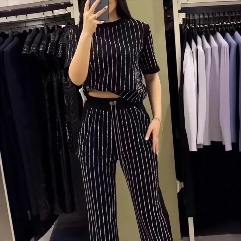 Night Line Eleganz™ Set mit Vertikalen Glanzstreifen, Leicht Verkürztem Oberteil und Weit Geschnittener Hose / Selbstbewusster Stil für Frauen mit Präsenz und Ausstrahlung!