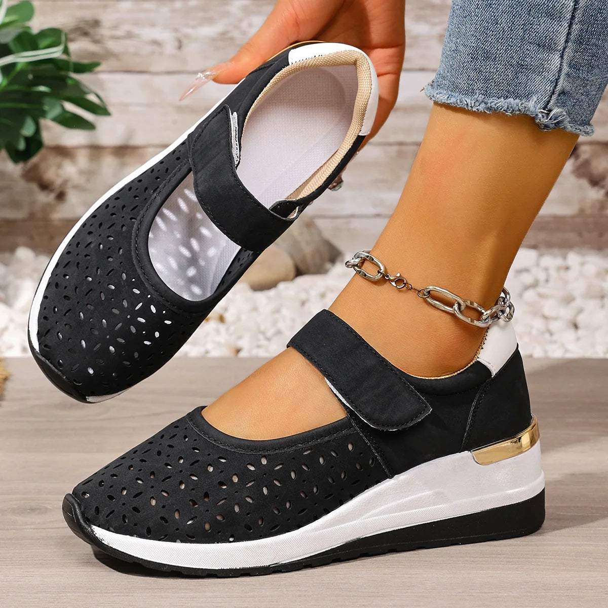Calina™ Sneaker mit Perforiertem Obermaterial, Verstellbarem Klettverschluss und Erhöhter Sohle