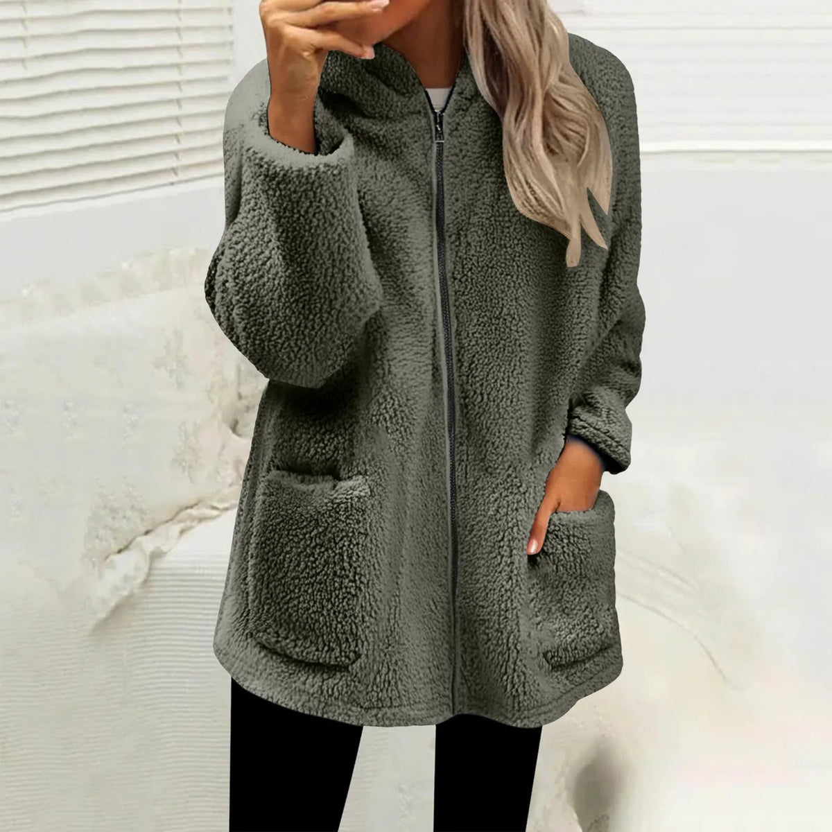 Damen-Fleecejacke Nevina™ mit flauschiger Struktur, großen Taschen und gemütlicher Kapuze