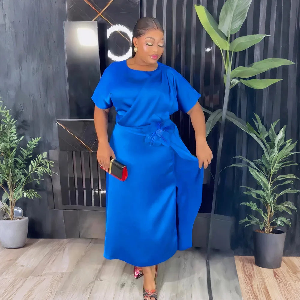 Seraphine™-Kleid aus satiniertem Krepp mit skulpturaler Blume an der Taille / Dezente Eleganz für Momente, die Präsenz erfordern!