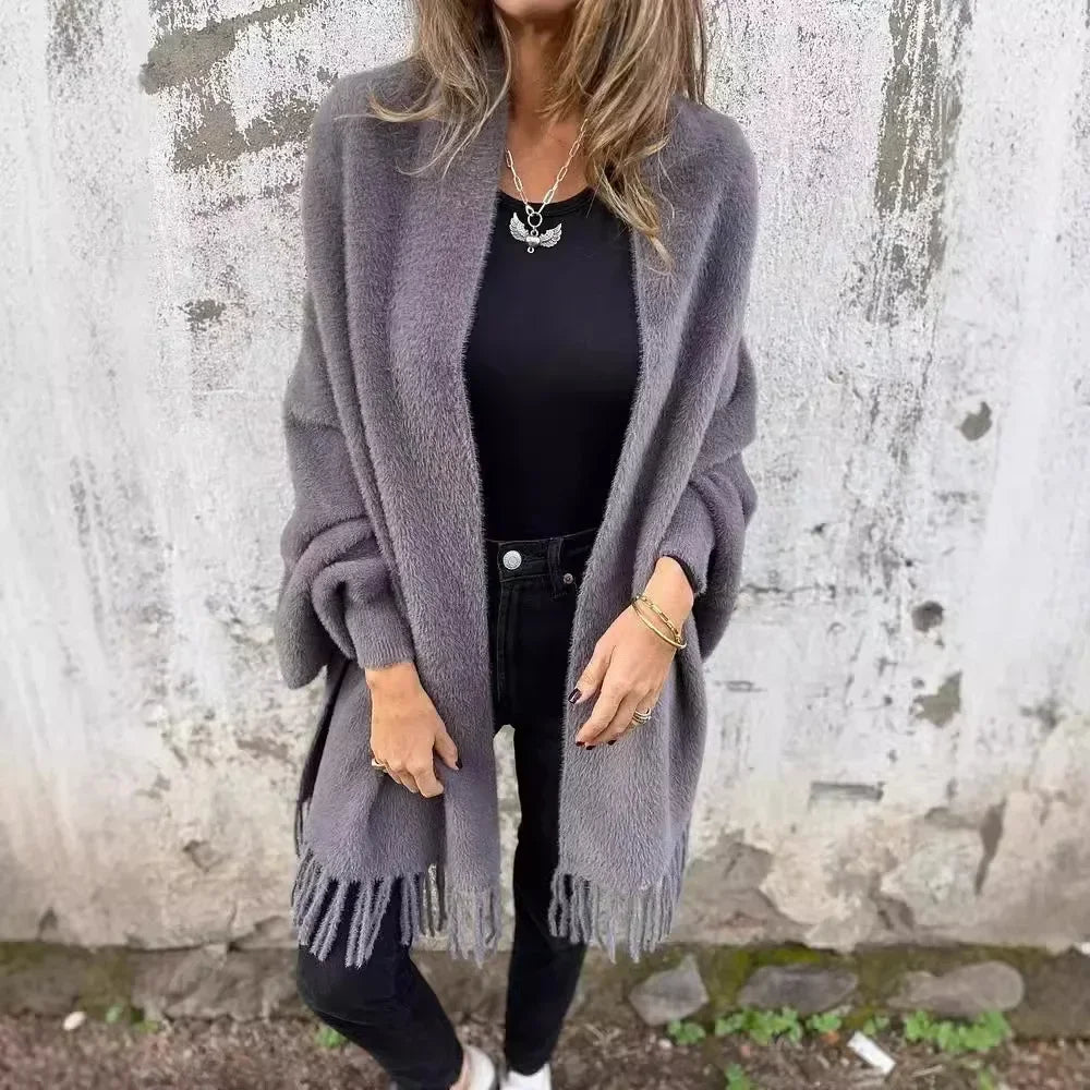Valmonté™ Mantel im Poncho-Stil aus Weichem Garn mit Fransen und Handgearbeitetem Finish / Die Sanftheit des Winters trifft auf Französische Eleganz!