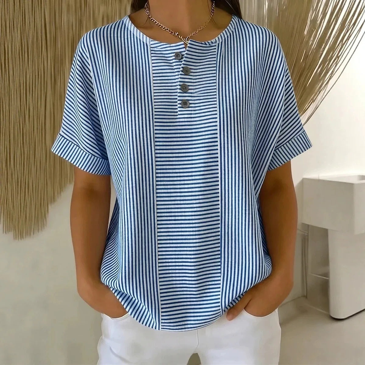 Euddora™ T-Shirt Mit Feinen Streifen und Knopfleiste