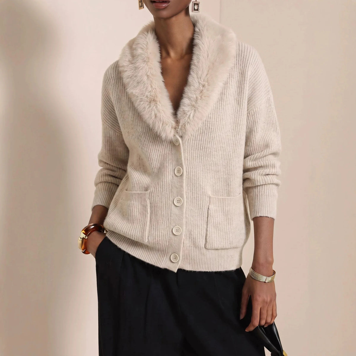 Strickjacke Gisela™ mit Fellkragen, Rippstrick und Knopfleiste
