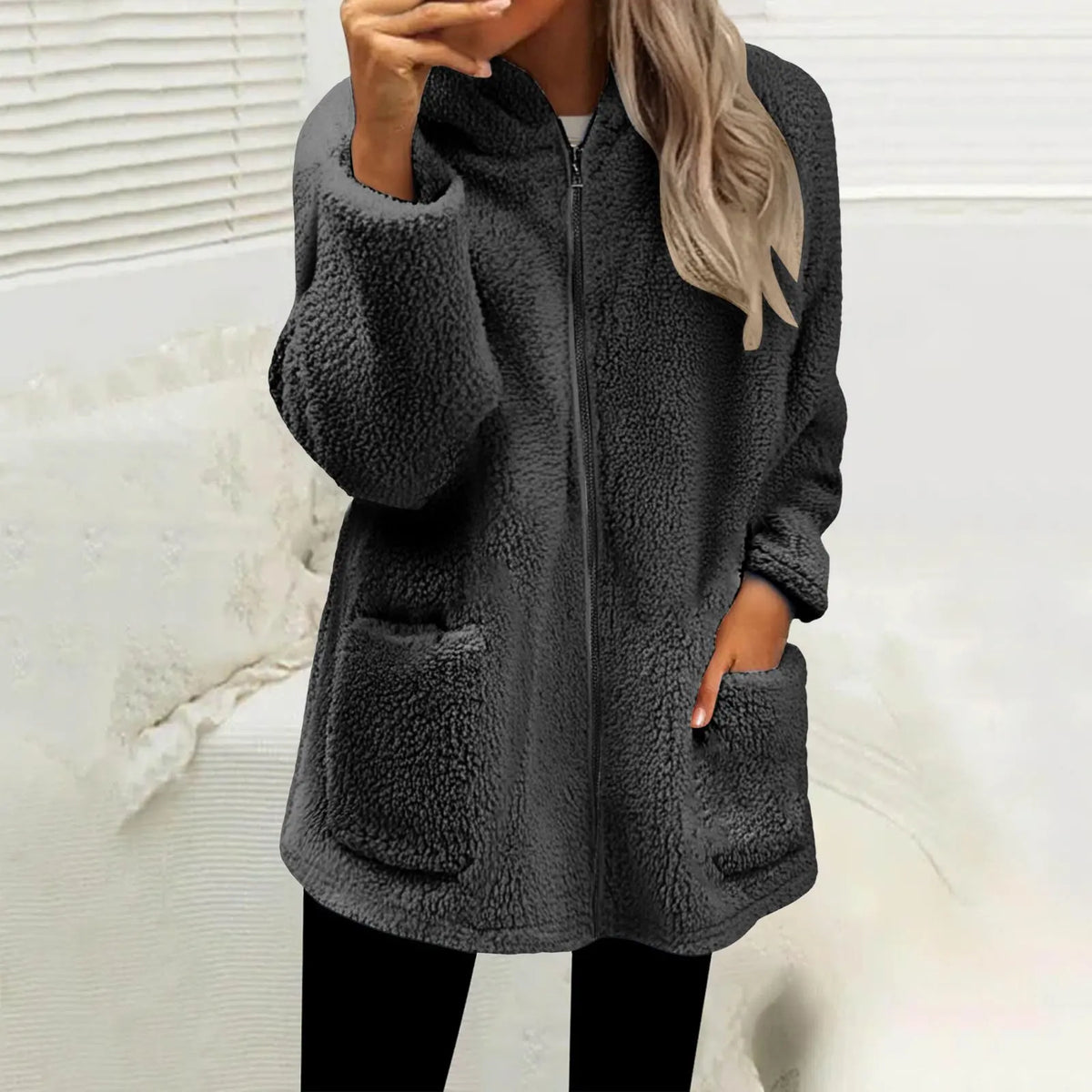 Damen-Fleecejacke Nevina™ mit flauschiger Struktur, großen Taschen und gemütlicher Kapuze