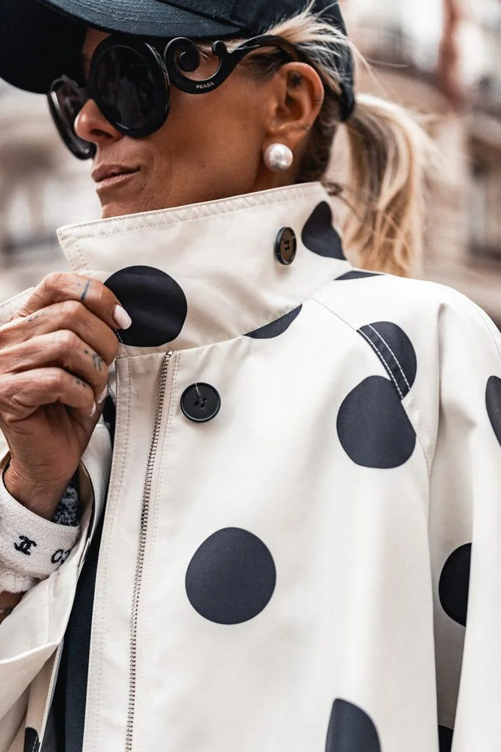 Hella™ Jacke mit Tupfenmuster, hohem Kragen und weiter Passform