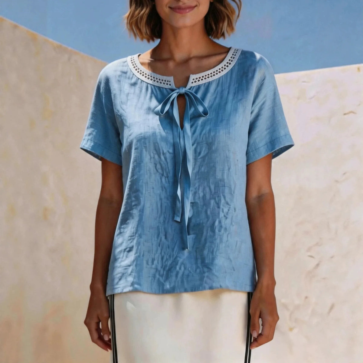 Lenja™ Bluse mit zarter Schleife und handgearbeiteter Lochspitze am Ausschnitt