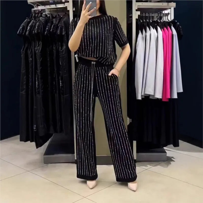Night Line Eleganz™ Set mit Vertikalen Glanzstreifen, Leicht Verkürztem Oberteil und Weit Geschnittener Hose / Selbstbewusster Stil für Frauen mit Präsenz und Ausstrahlung!