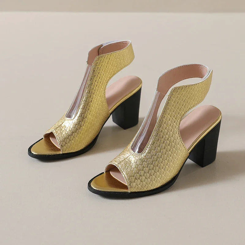 Mirelle™-Sandale mit Strukturierter Oberfläche und Umschließendem Design