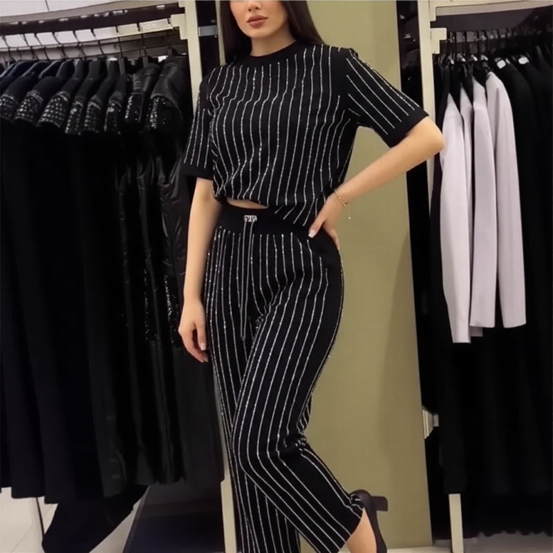 Night Line Eleganz™ Set mit Vertikalen Glanzstreifen, Leicht Verkürztem Oberteil und Weit Geschnittener Hose / Selbstbewusster Stil für Frauen mit Präsenz und Ausstrahlung!