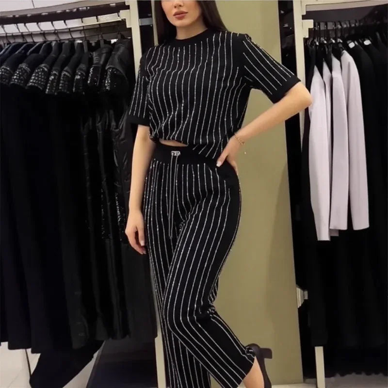 Night Line Eleganz™ Set mit Vertikalen Glanzstreifen, Leicht Verkürztem Oberteil und Weit Geschnittener Hose / Selbstbewusster Stil für Frauen mit Präsenz und Ausstrahlung!