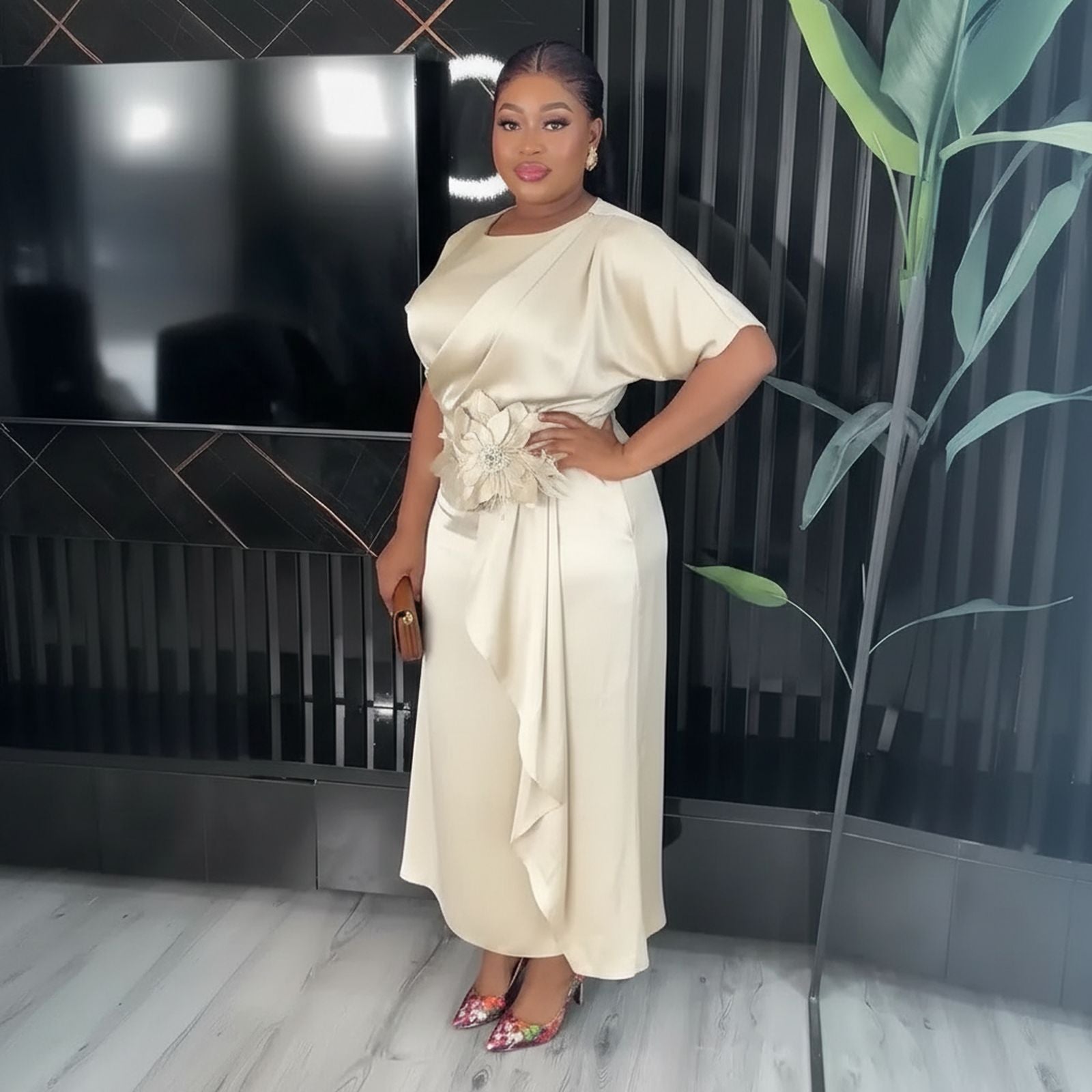 Seraphine™-Kleid aus satiniertem Krepp mit skulpturaler Blume an der Taille / Dezente Eleganz für Momente, die Präsenz erfordern!