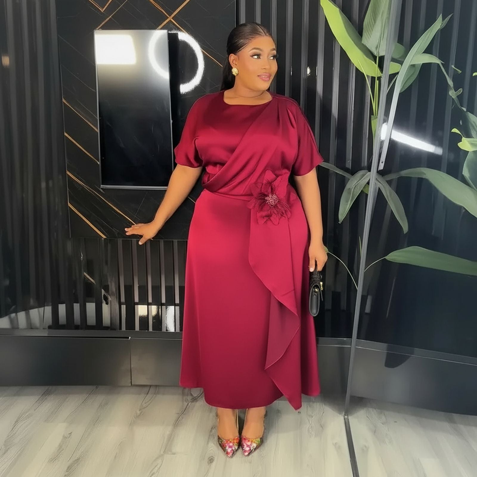 Seraphine™-Kleid aus satiniertem Krepp mit skulpturaler Blume an der Taille / Dezente Eleganz für Momente, die Präsenz erfordern!