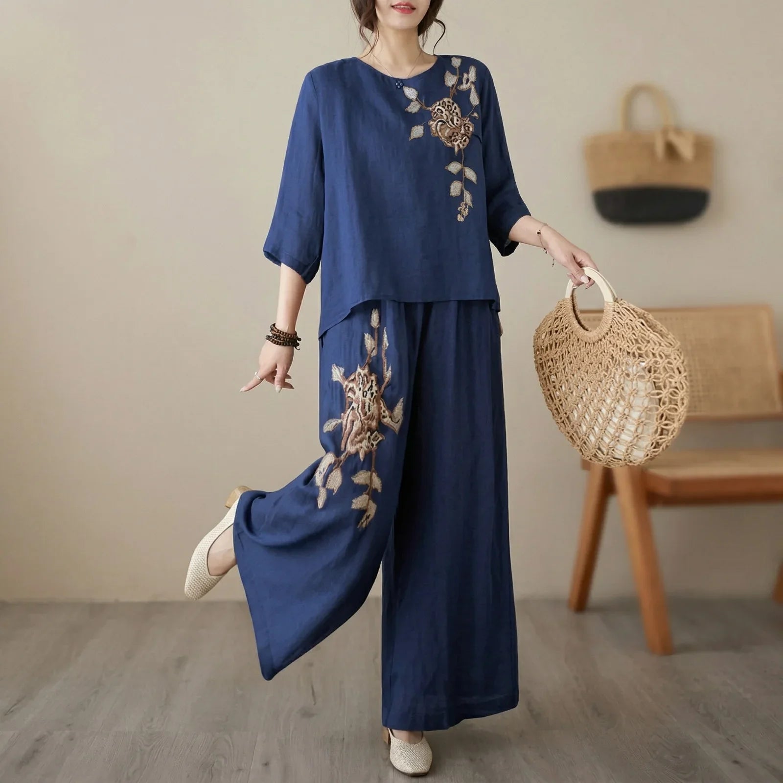 Nicole™ Set aus Baumwoll Leinen mit zarter Blumenstickerei und Pantalon Hose