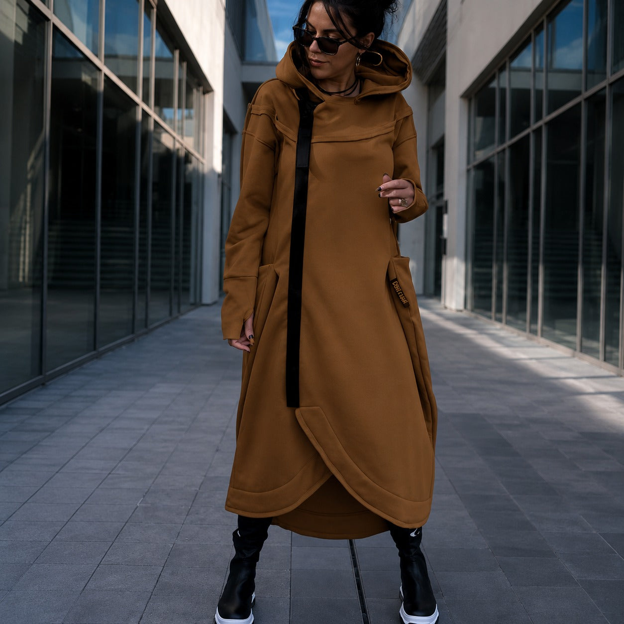 Kleid Malva™ mit asymmetrischem Reißverschluss, Kapuze und aufgesetzten Taschen