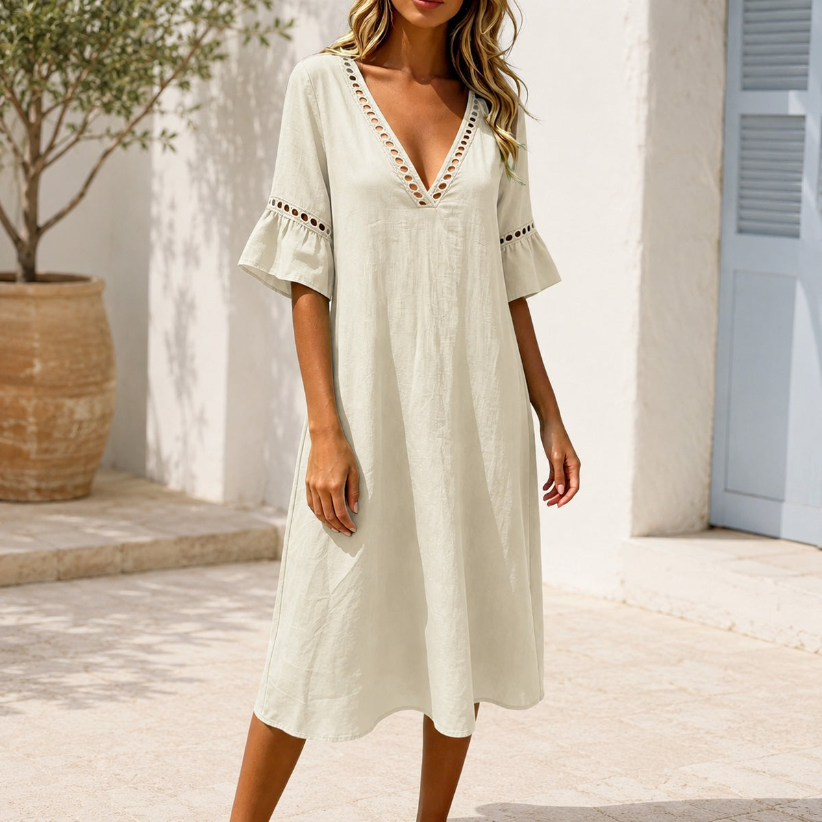 Kleid Alina™ mit V-Ausschnitt, ausgestelltem Schnitt, Volantärmeln und Lochdetails