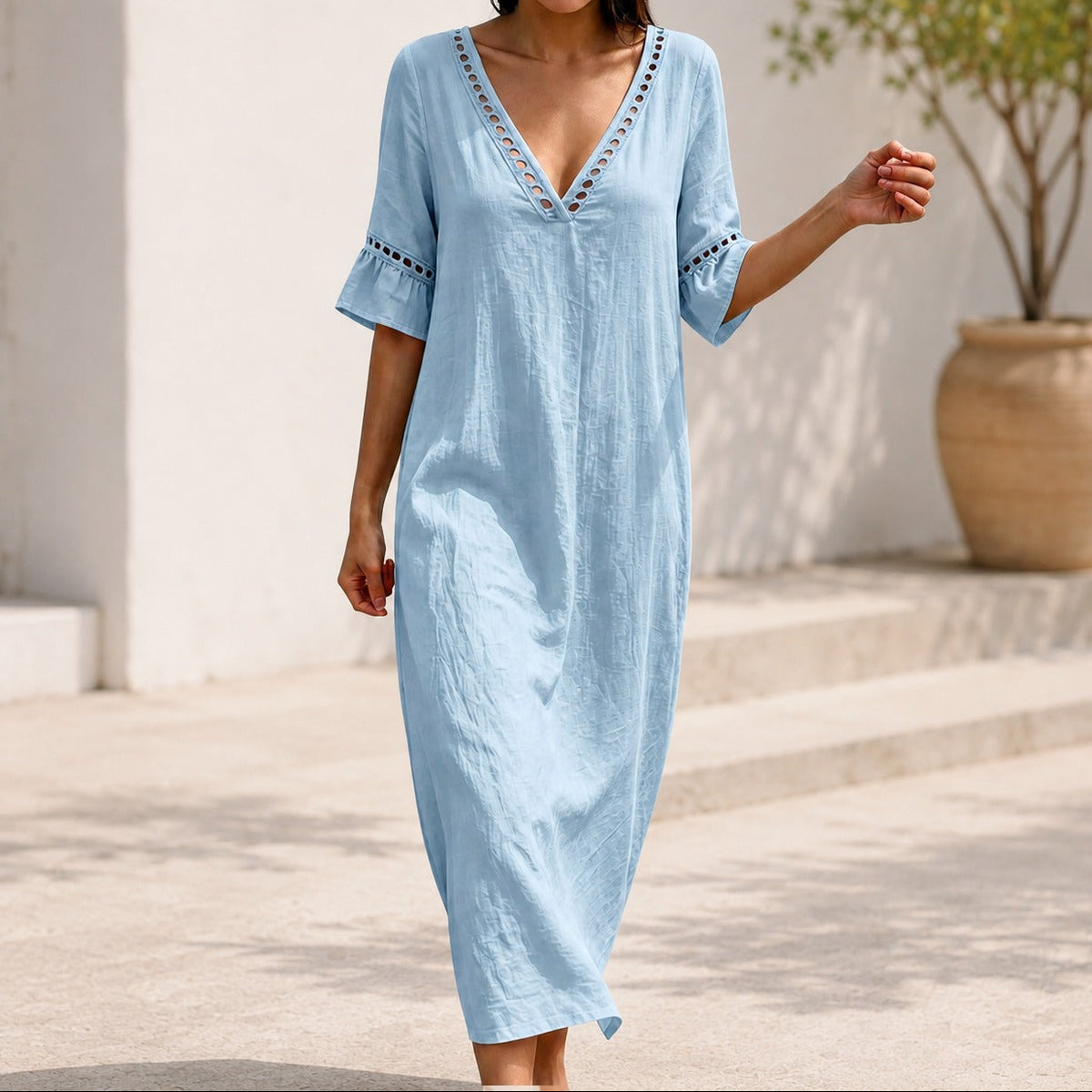 Kleid Alina™ mit V-Ausschnitt, ausgestelltem Schnitt, Volantärmeln und Lochdetails