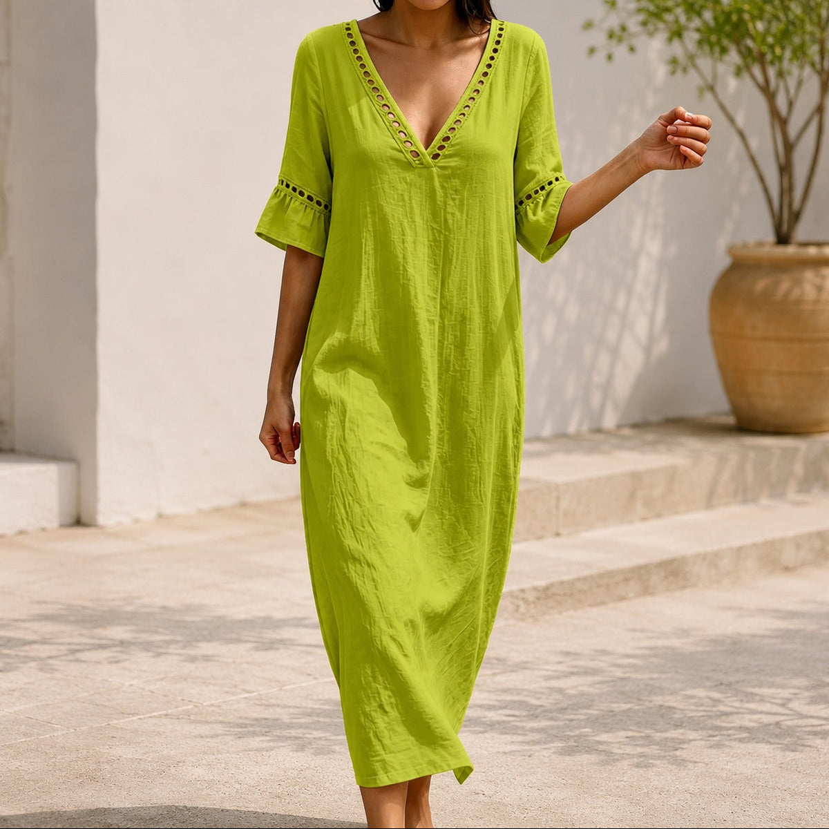 Kleid Alina™ mit V-Ausschnitt, ausgestelltem Schnitt, Volantärmeln und Lochdetails
