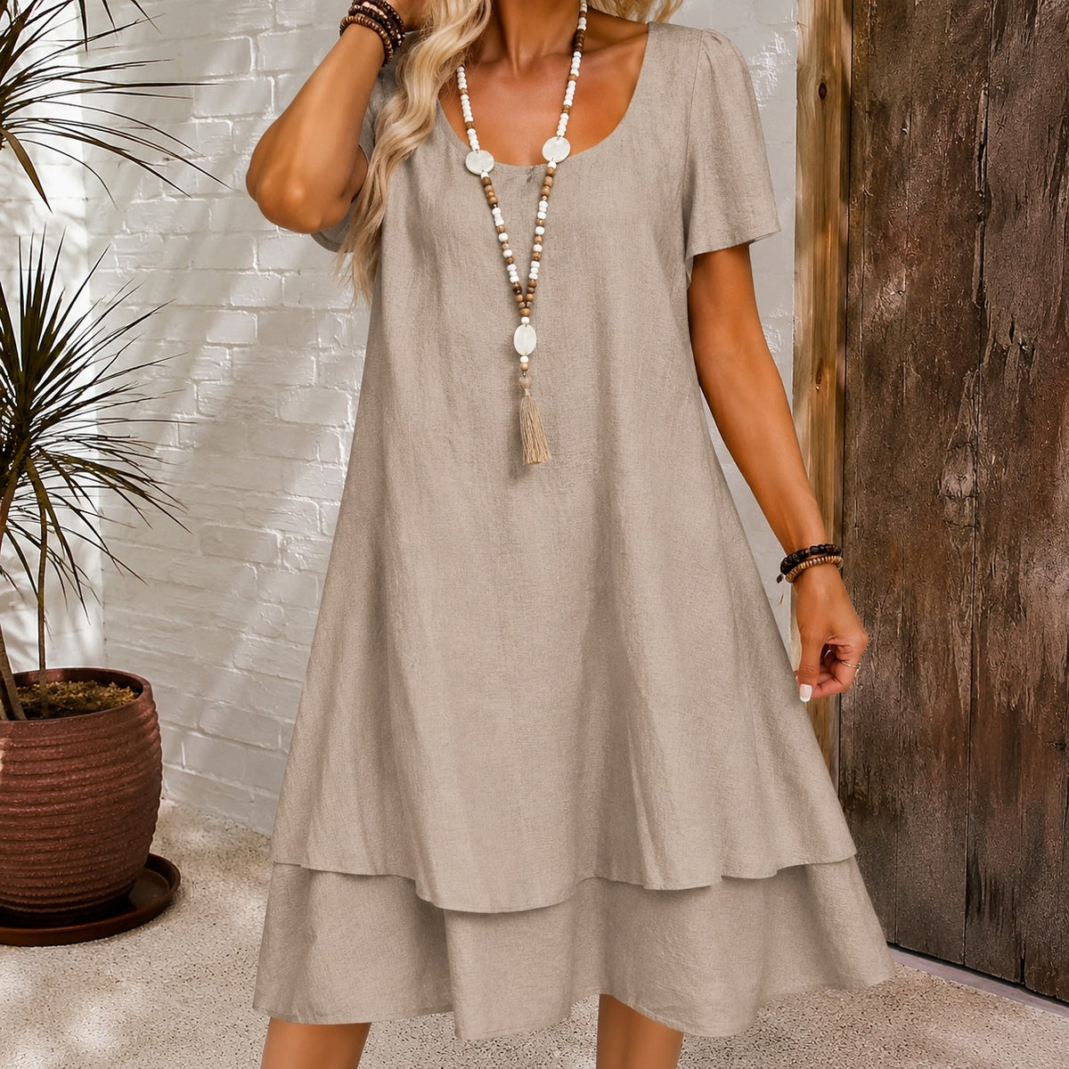 Svea™ Midikleid Mit Elegantem Ausschnitt, Kurzen Ärmeln und Ausgestelltem Lagenrock