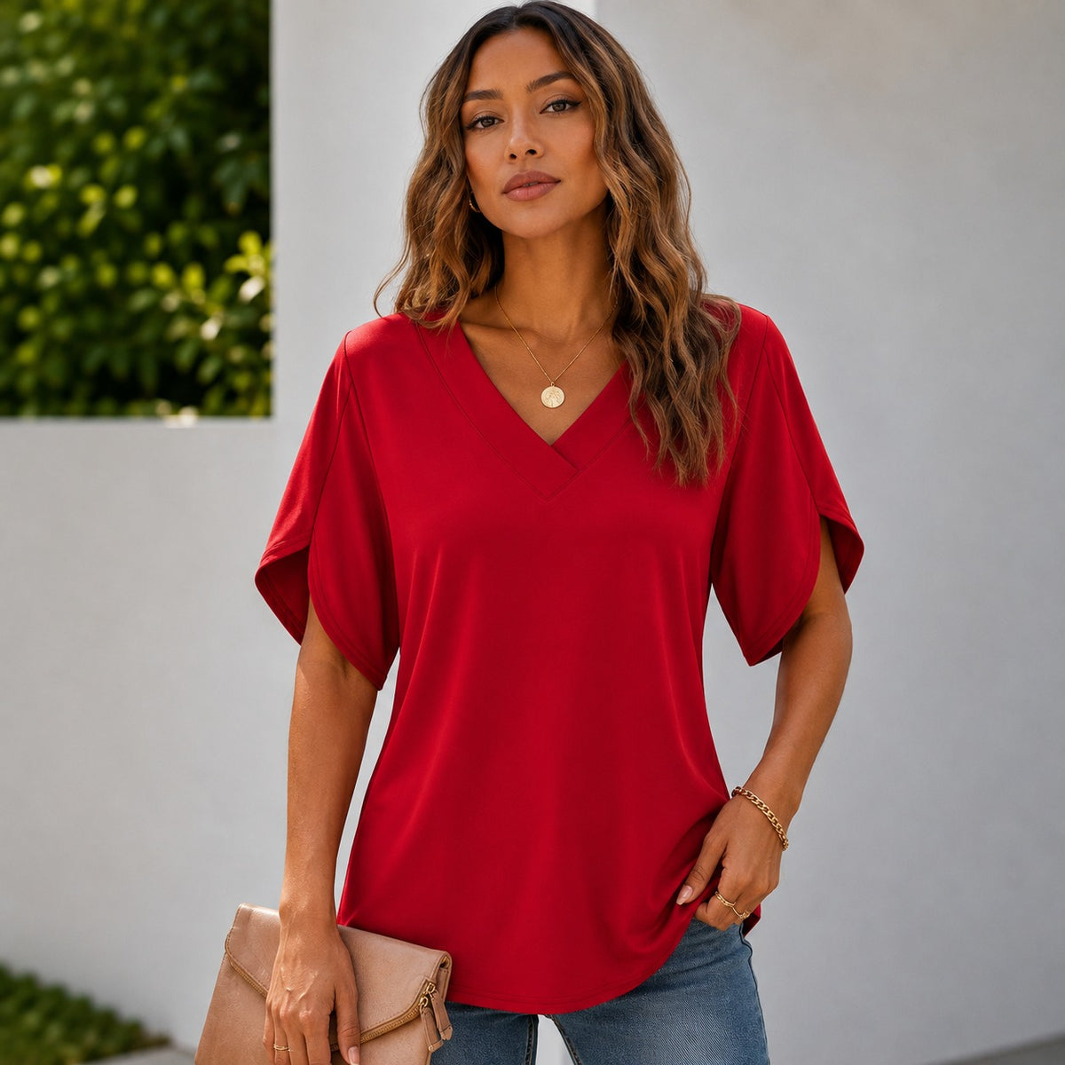 Bluse Arelia™ mit V-Ausschnitt, minimalistischem Design und Ärmeln mit seitlicher Öffnung