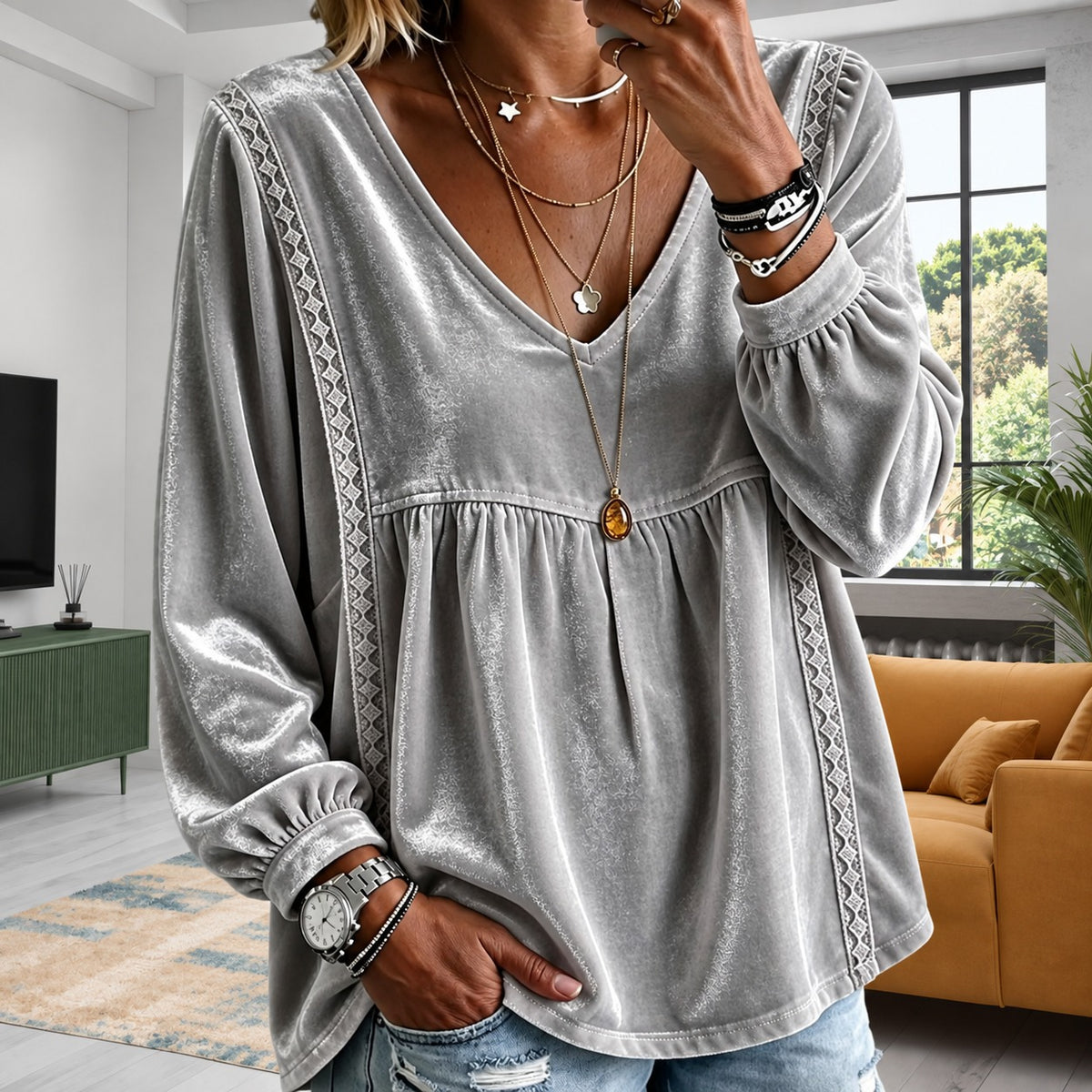 Bluse Carina™ mit V-Ausschnitt und geometrischen Borten