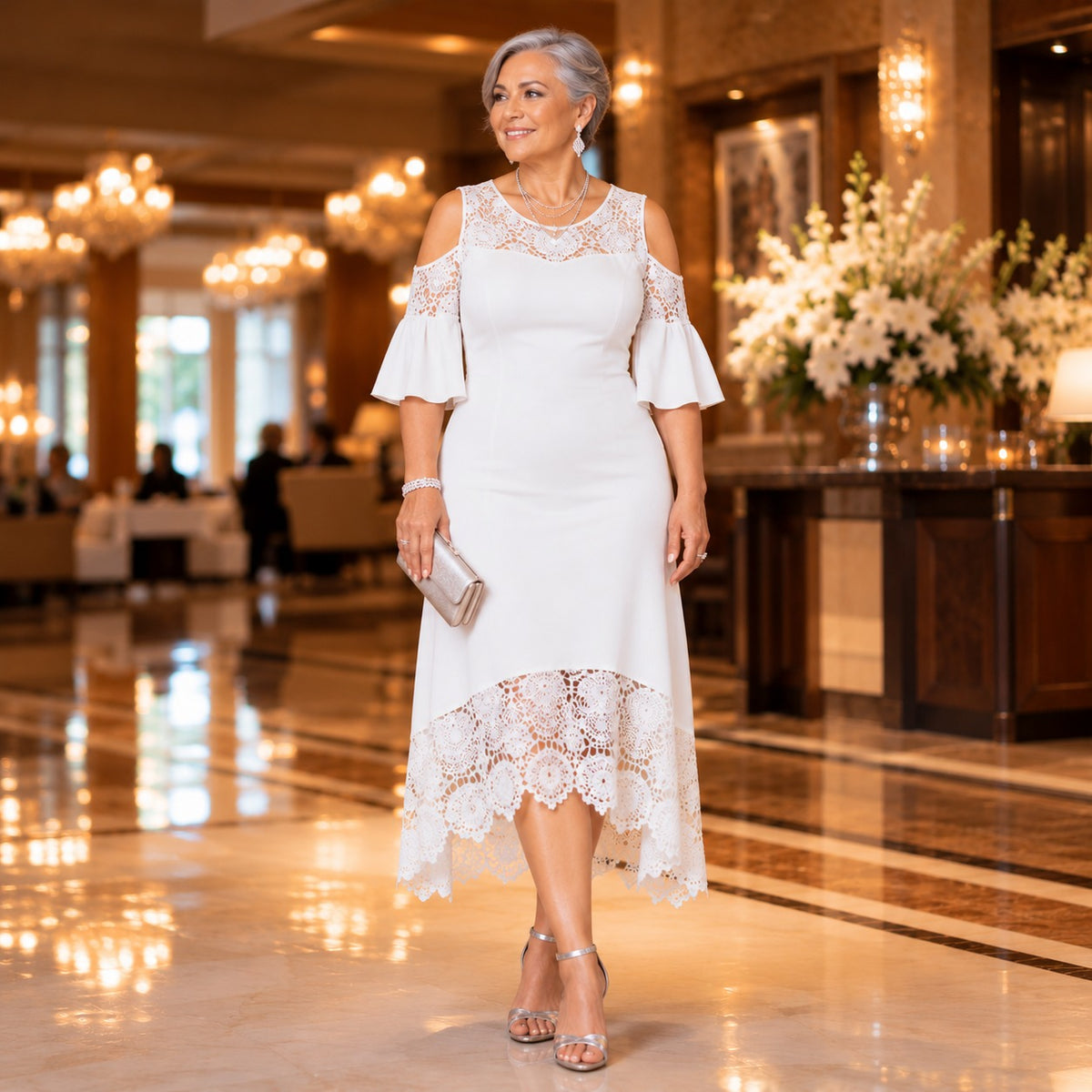 Caterina™ Kleid mit Spitzendetails, Schulter-Cut-outs und asymmetrischem Saum
