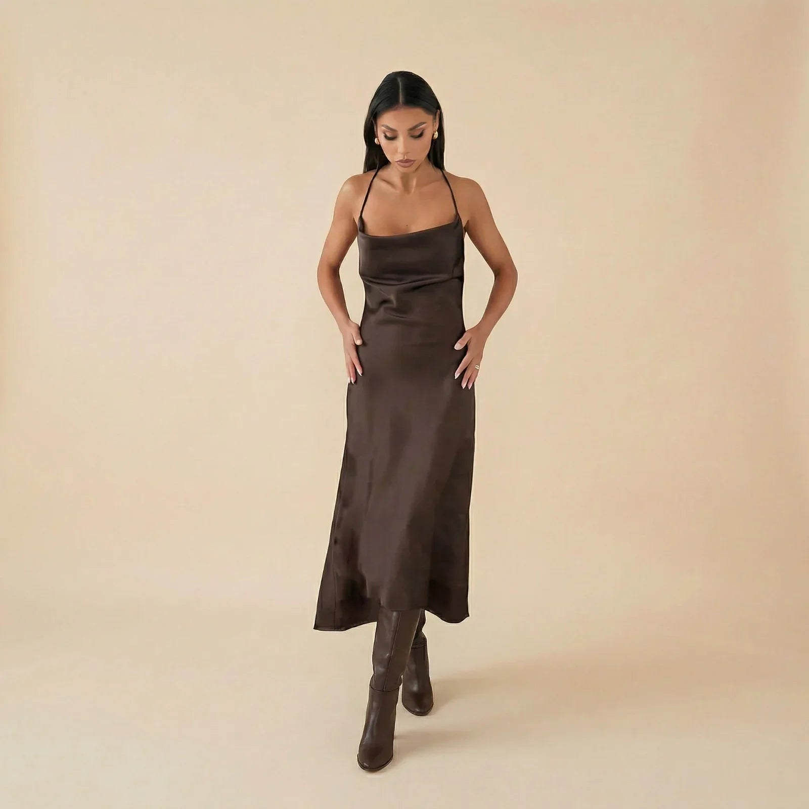 Urban Duchess™ Mit Einem Satinkleid Und Einer Zarten Strickbluse