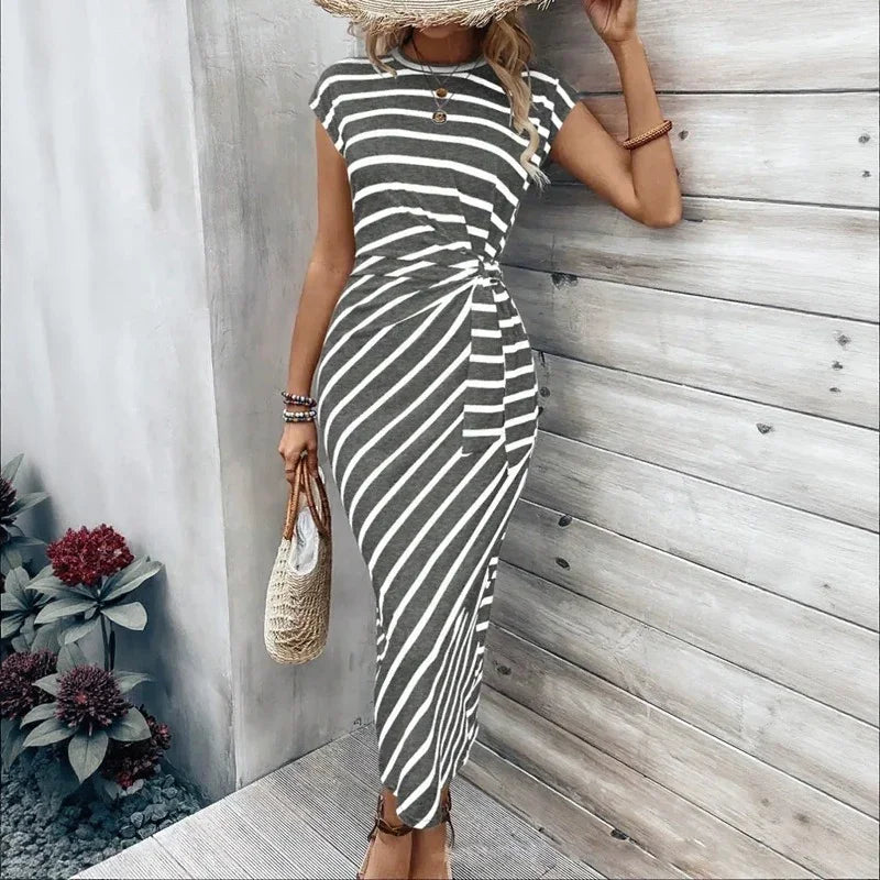 Dolce Riviera™-Kleid mit Eleganten Streifen und Seitlicher Schnürung