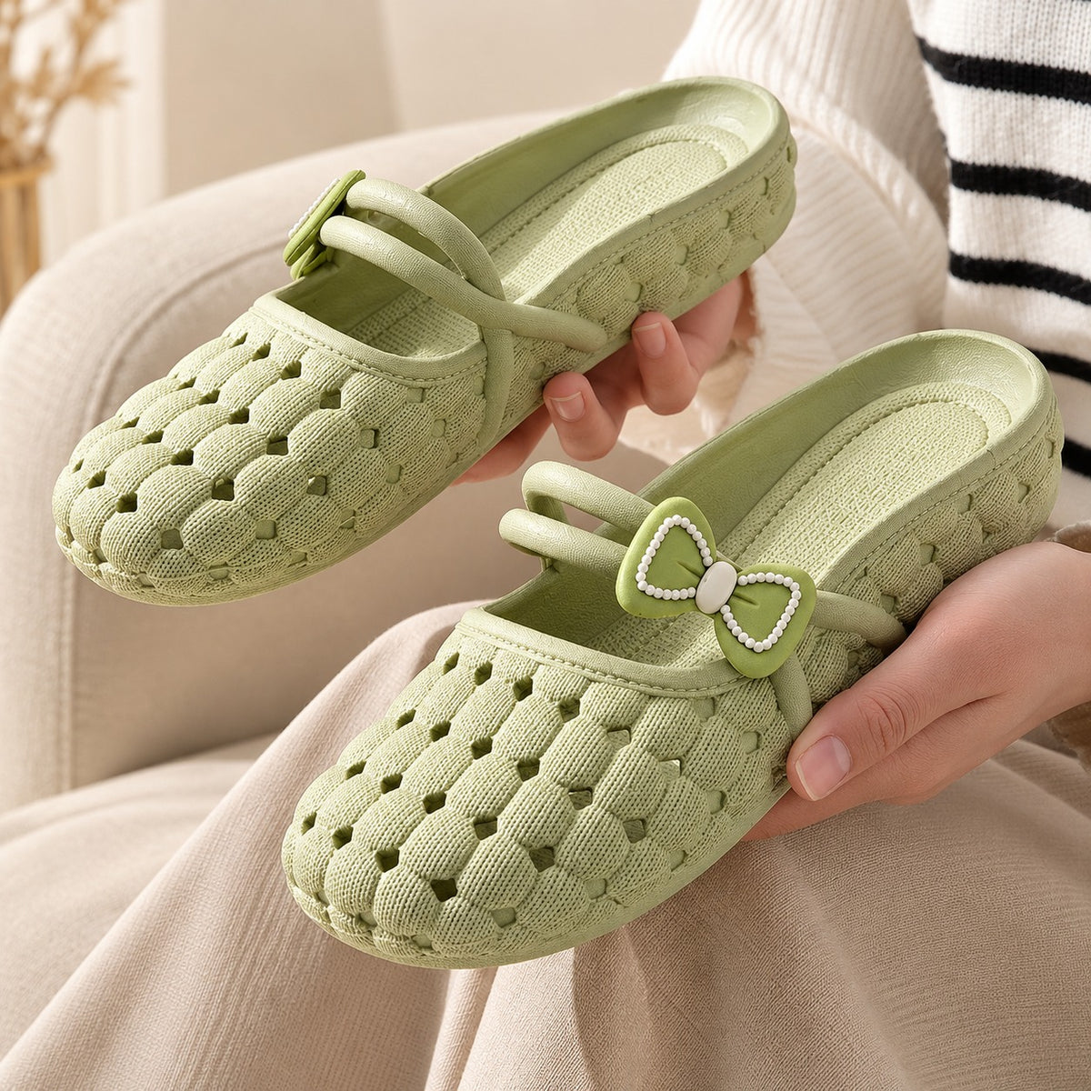 Liv™ flexible Clog-Sandale mit perforiertem Design und zarter Schleife