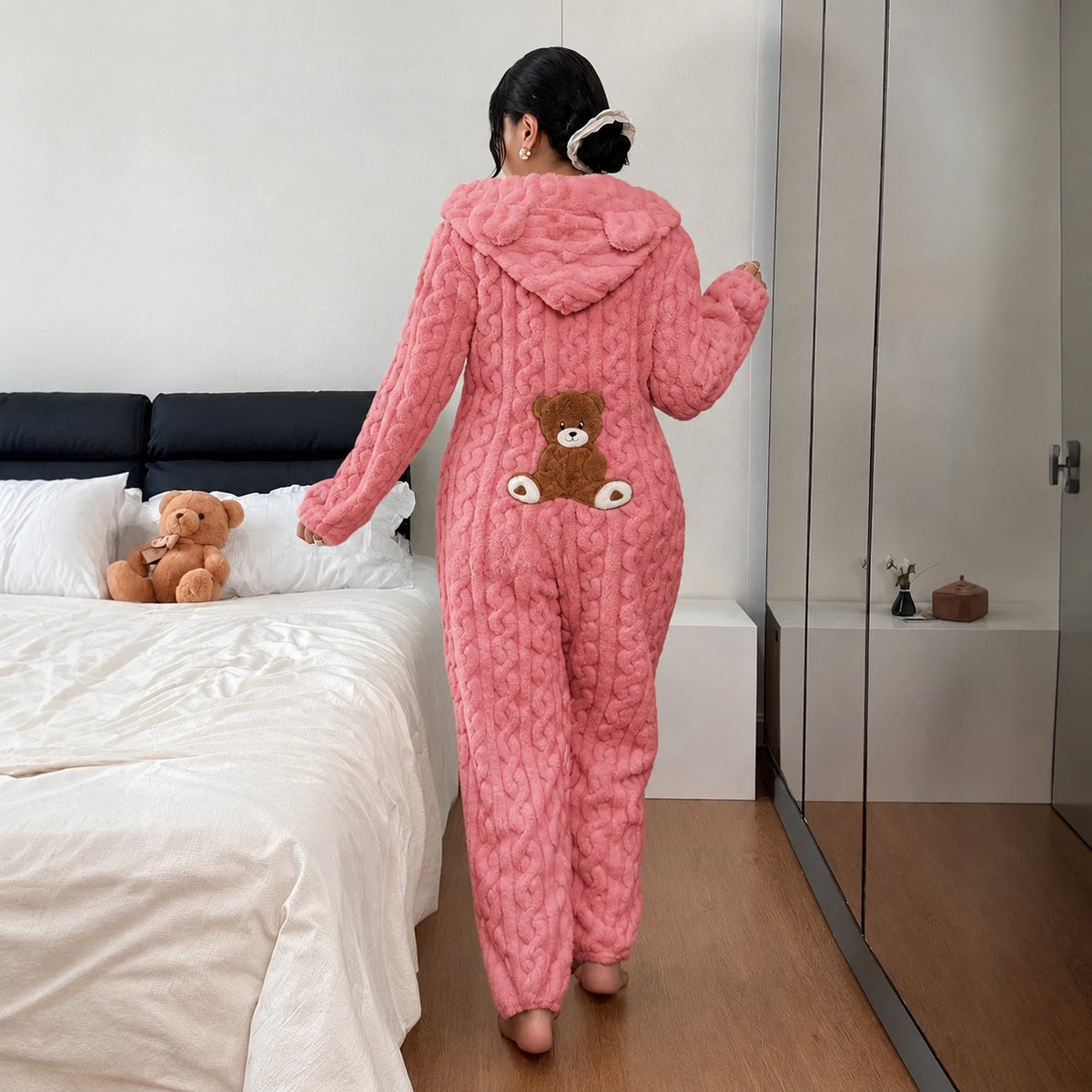 Kuscheloverall Ursina™ mit Ohrenkapuze, flauschiger Struktur und Teddy-Applikation am Rücken
