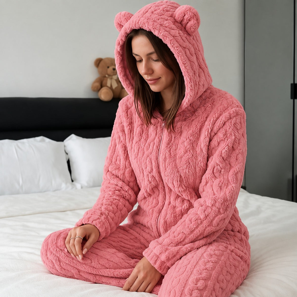 Kuscheloverall Ursina™ mit Ohrenkapuze, flauschiger Struktur und Teddy-Applikation am Rücken