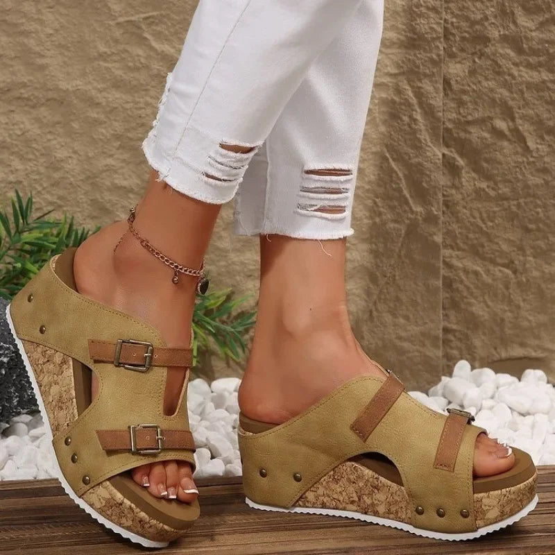 Coraline™ Leder-Pantolette mit Plateau und Doppelverstellung