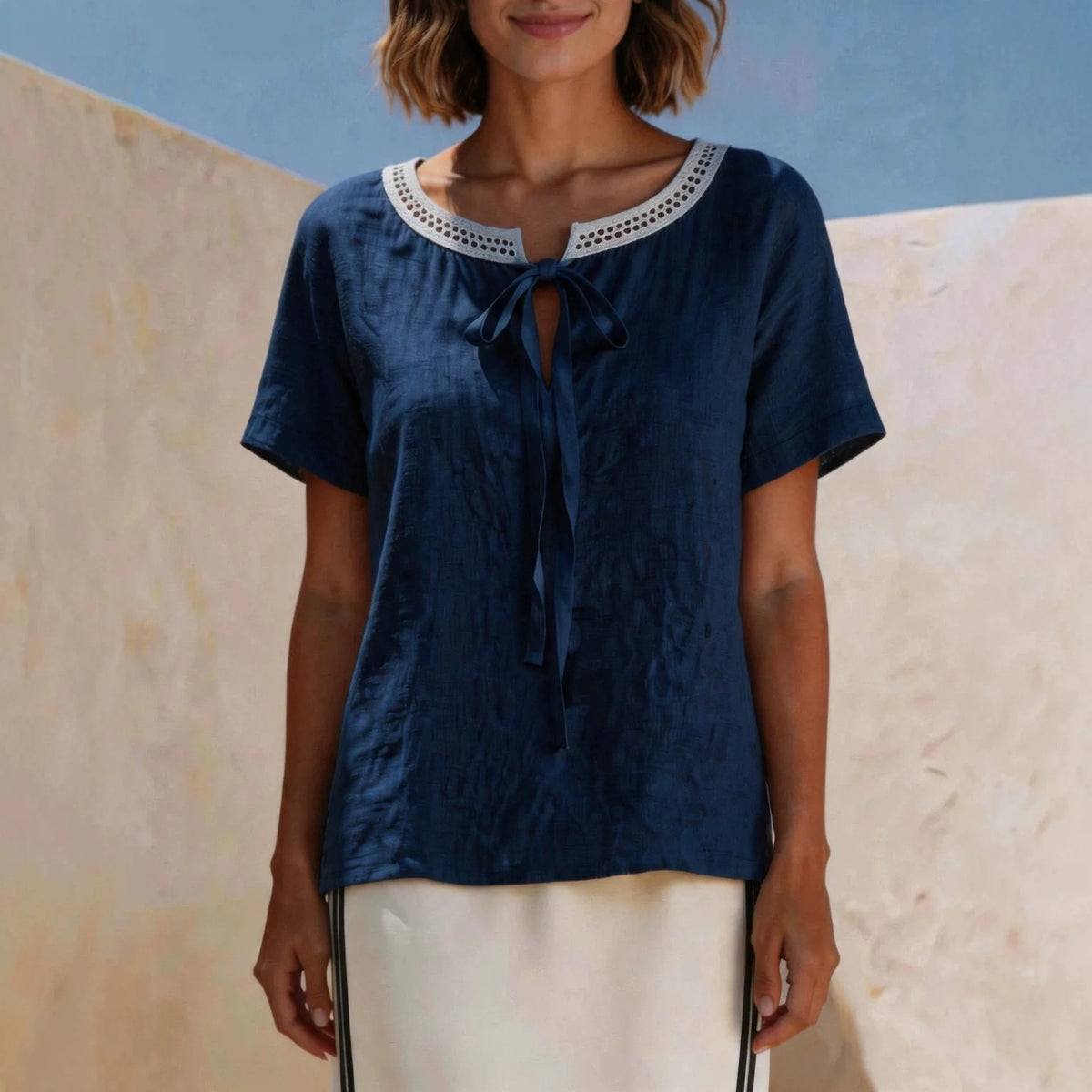 Lenja™ Bluse mit zarter Schleife und handgearbeiteter Lochspitze am Ausschnitt