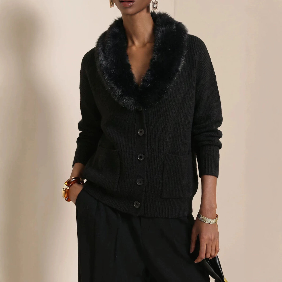 Strickjacke Gisela™ mit Fellkragen, Rippstrick und Knopfleiste