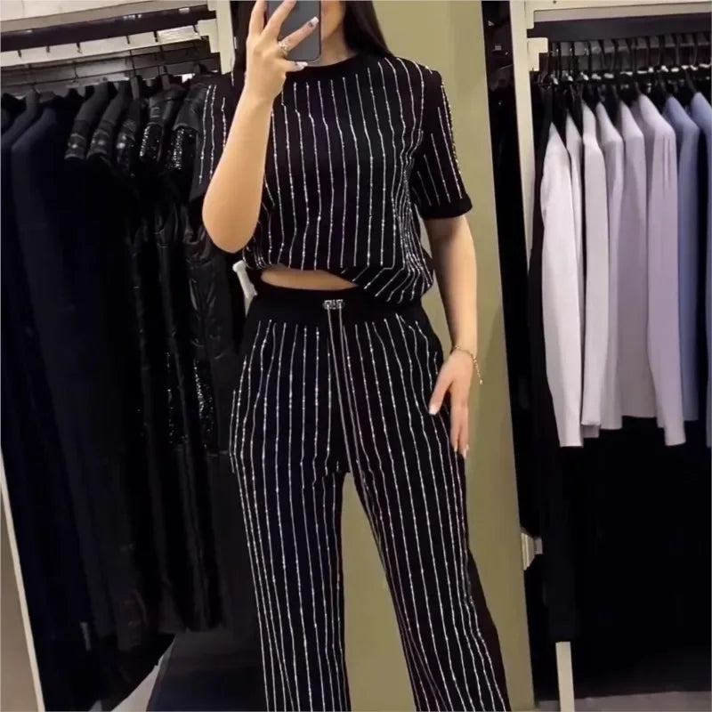 Night Line Eleganz™ Set mit Vertikalen Glanzstreifen, Leicht Verkürztem Oberteil und Weit Geschnittener Hose / Selbstbewusster Stil für Frauen mit Präsenz und Ausstrahlung!