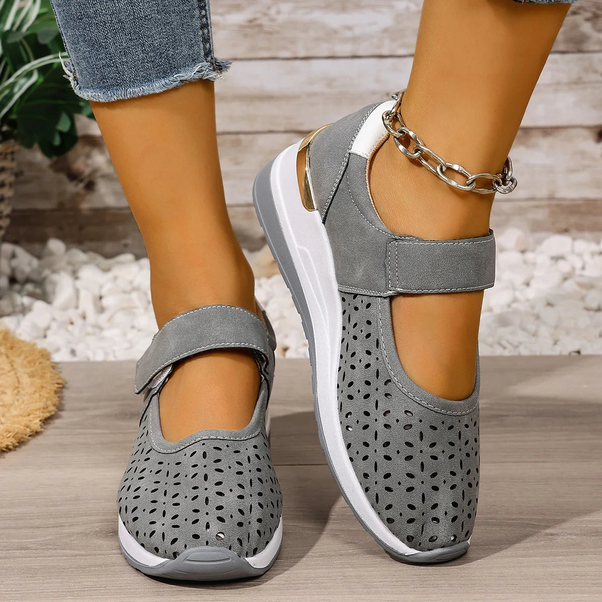Calina™ Sneaker mit Perforiertem Obermaterial, Verstellbarem Klettverschluss und Erhöhter Sohle