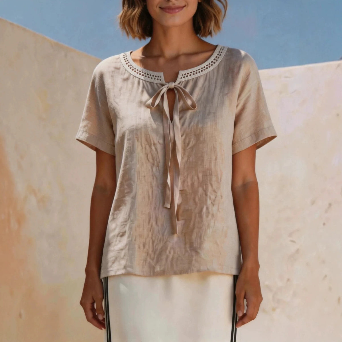 Lenja™ Bluse mit zarter Schleife und handgearbeiteter Lochspitze am Ausschnitt