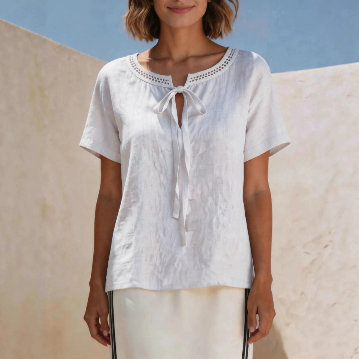 Lenja™ Bluse mit zarter Schleife und handgearbeiteter Lochspitze am Ausschnitt