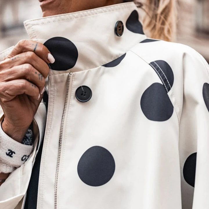 Hella™ Jacke mit Tupfenmuster, hohem Kragen und weiter Passform