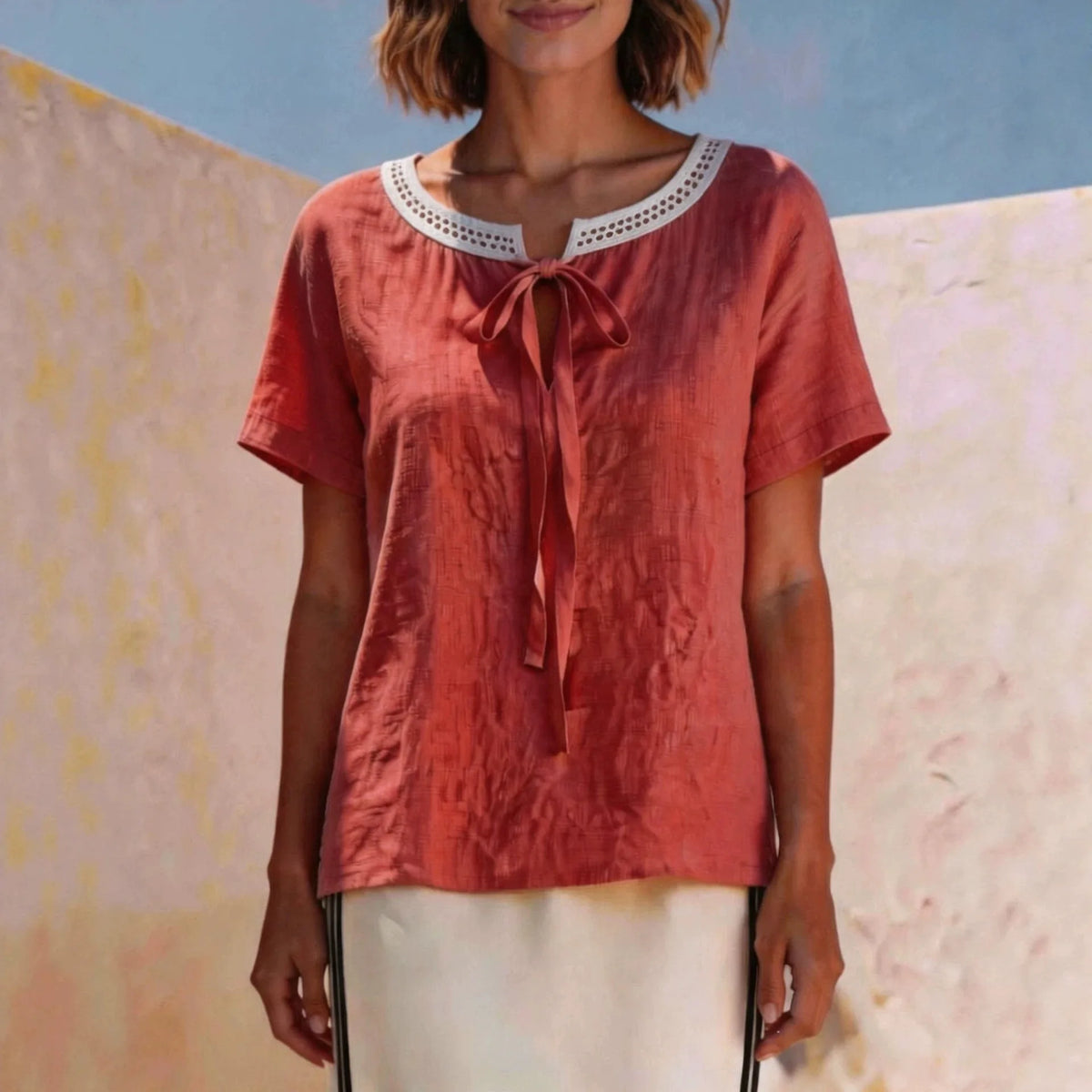 Lenja™ Bluse mit zarter Schleife und handgearbeiteter Lochspitze am Ausschnitt