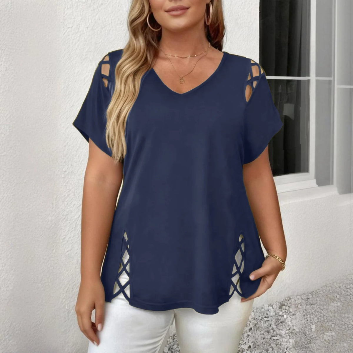 Bluse Caliria™ mit Aussparungen an Schultern und Seiten sowie V-Ausschnitt