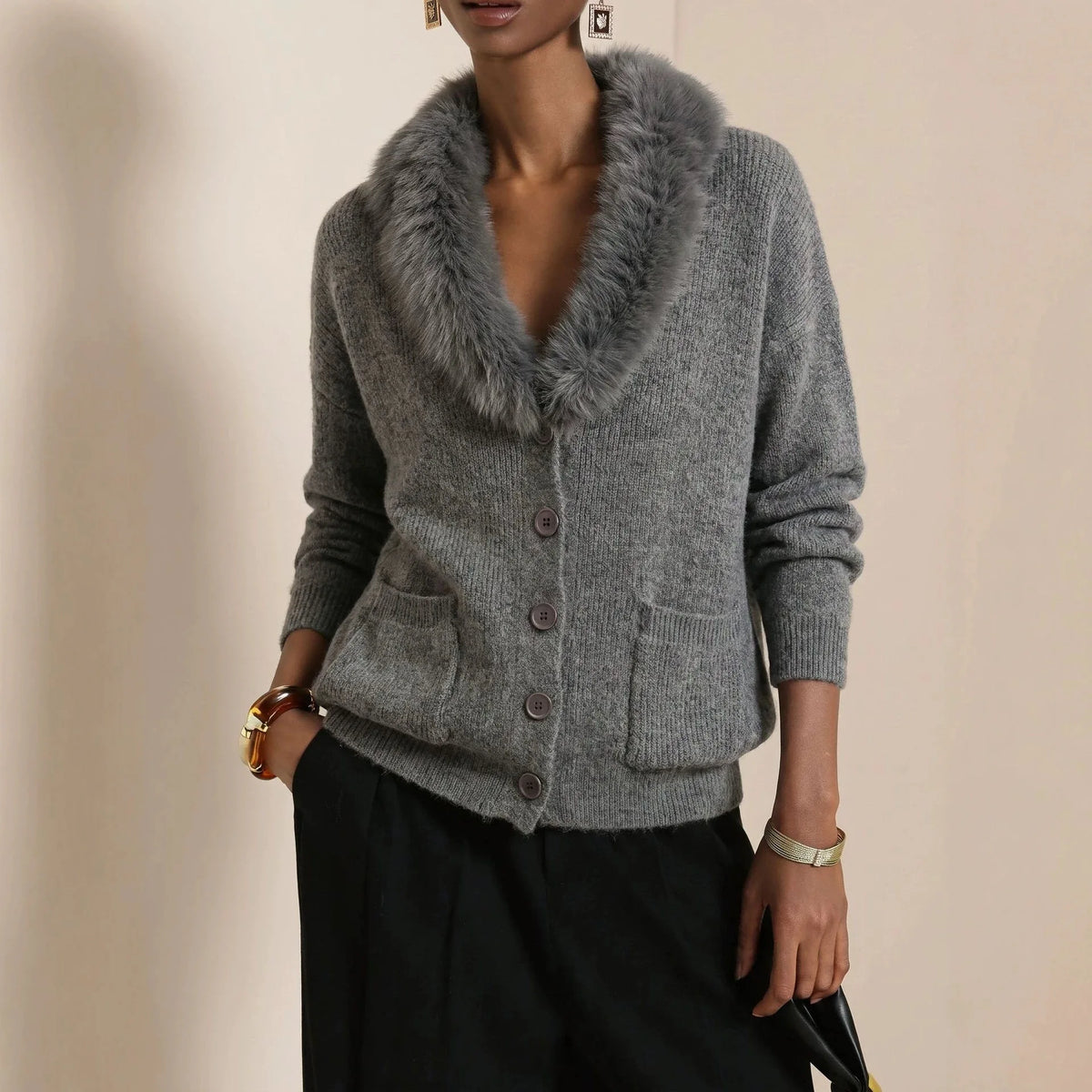 Strickjacke Gisela™ mit Fellkragen, Rippstrick und Knopfleiste