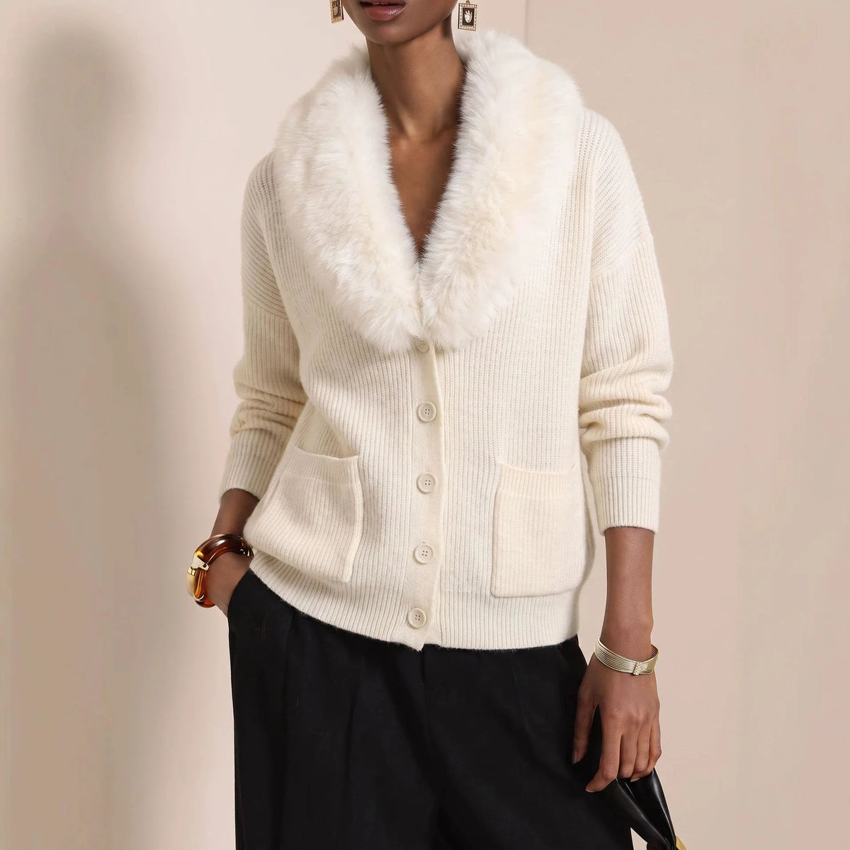 Strickjacke Gisela™ mit Fellkragen, Rippstrick und Knopfleiste