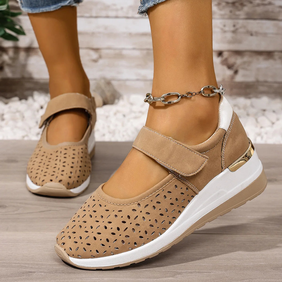 Calina™ Sneaker mit Perforiertem Obermaterial, Verstellbarem Klettverschluss und Erhöhter Sohle