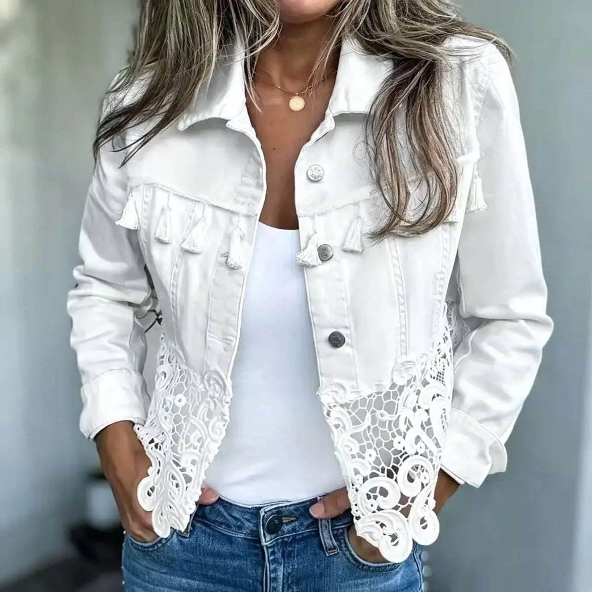 Caprielle™ Jeansjacke mit Durchbrochener Spitze am Saum und Quasten-Details im Brustbereich