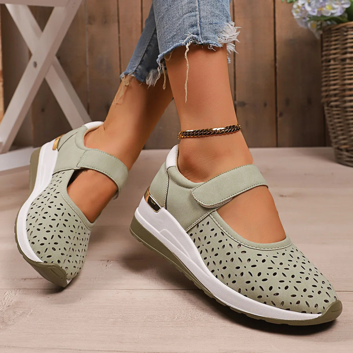 Calina™ Sneaker mit Perforiertem Obermaterial, Verstellbarem Klettverschluss und Erhöhter Sohle