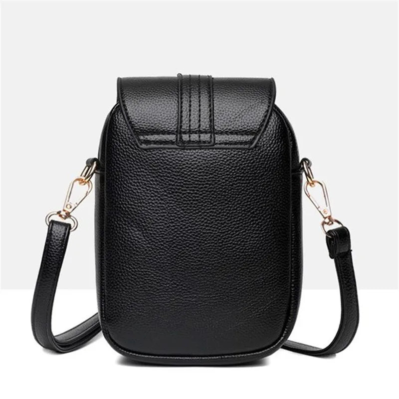 Kompakte Damen-Umhängetasche aus Leder mit minimalistischem Design und verstellbarem Riemen.