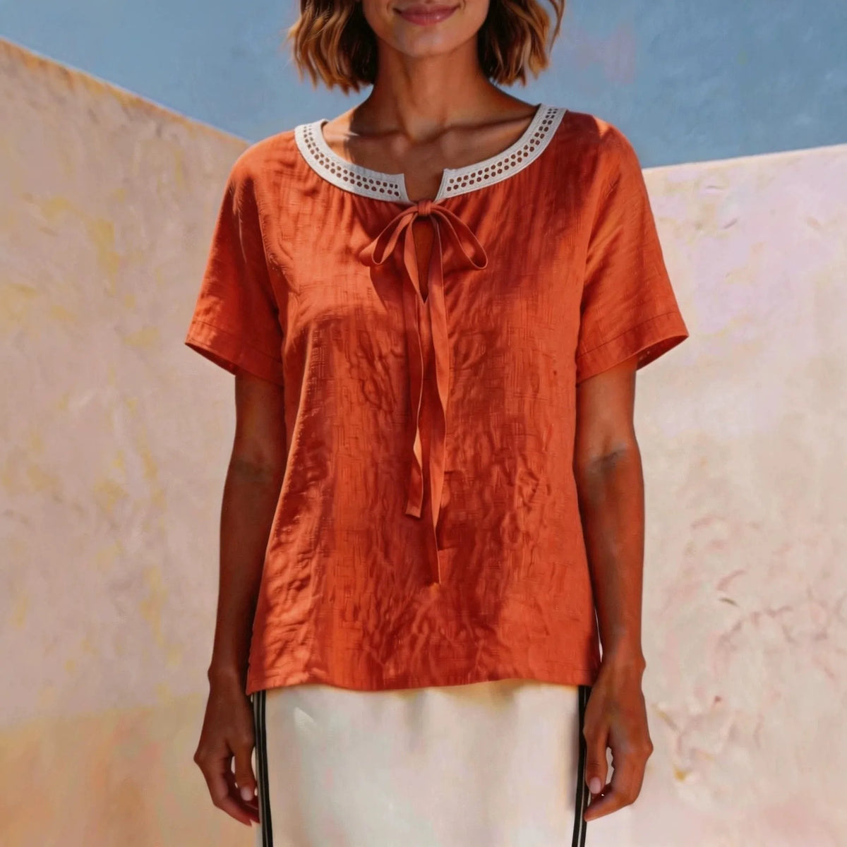 Lenja™ Bluse mit zarter Schleife und handgearbeiteter Lochspitze am Ausschnitt