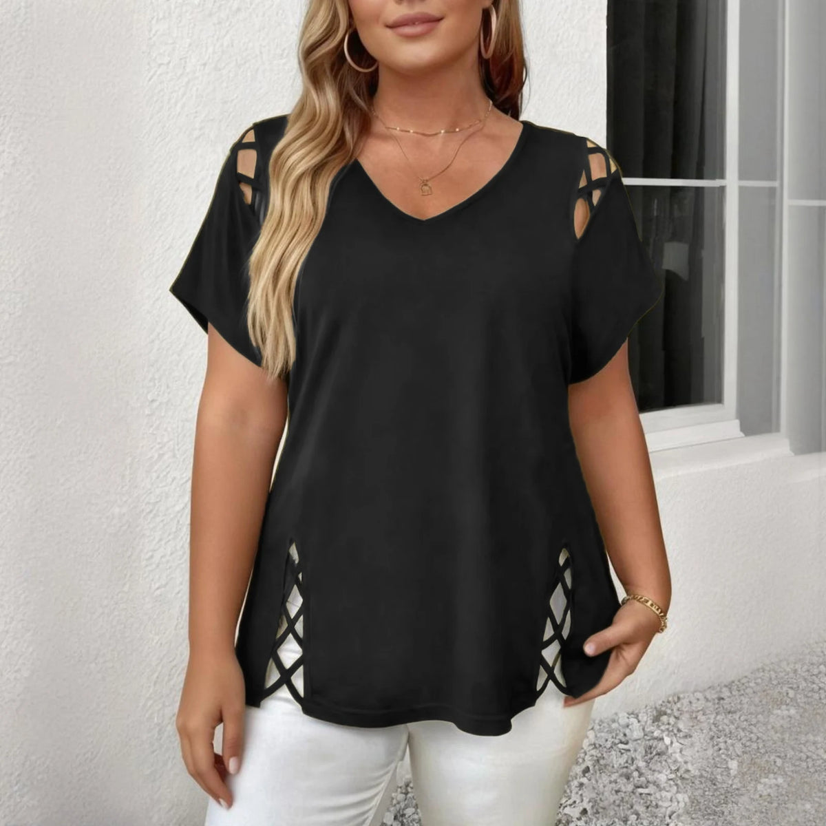 Bluse Caliria™ mit Aussparungen an Schultern und Seiten sowie V-Ausschnitt