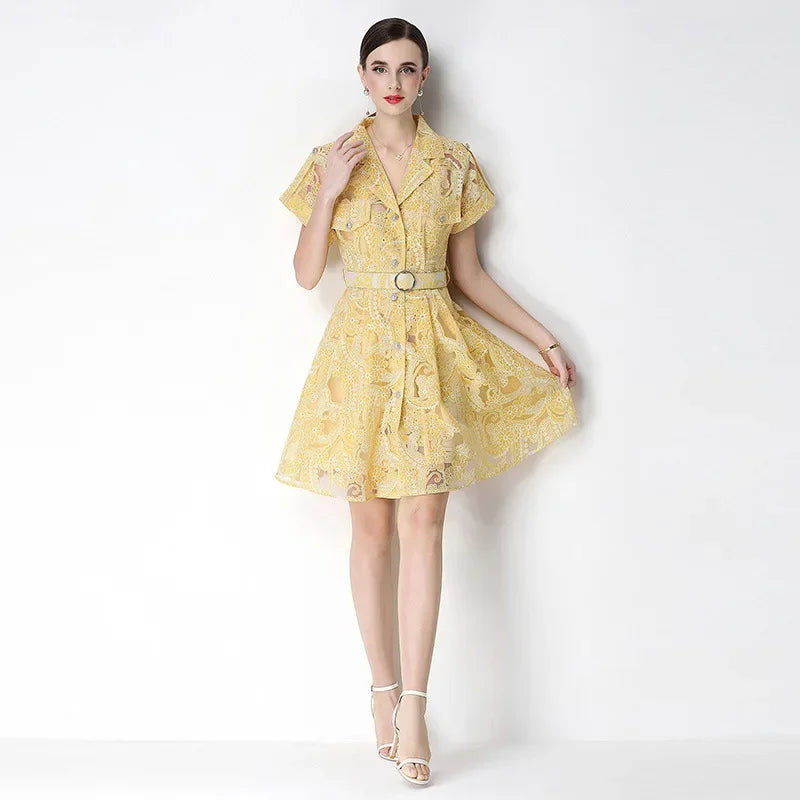 Celestine™ Kleid Aus Zarter Spitze Mit Integriertem Gürtel