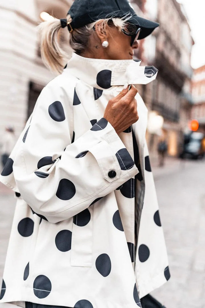 Hella™ Jacke mit Tupfenmuster, hohem Kragen und weiter Passform